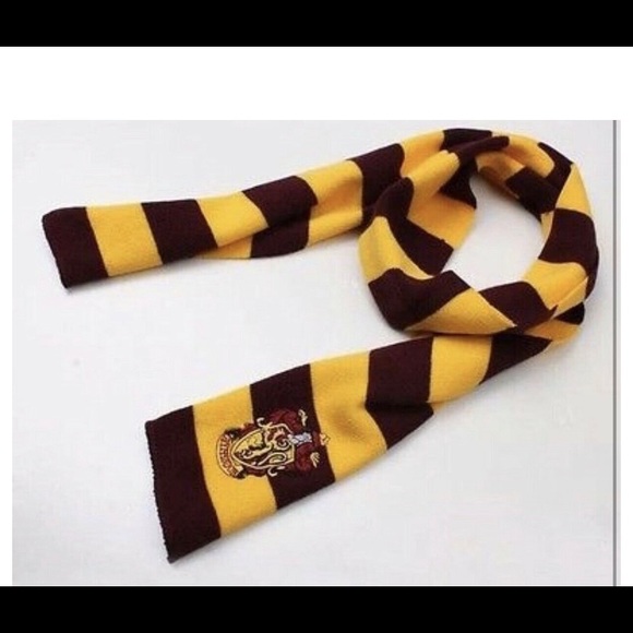 Harry Potter Gryffindor Scarf - Picture 3 of 10